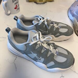 Nike tech hera in mica green and white